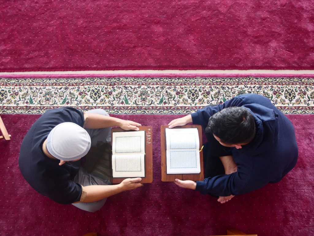 Reading-Quran-to-others
